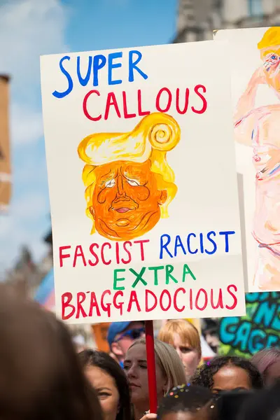 Londra, İngiltere. 13 Temmuz 2018. # Gürültüyü Getir Kadın Yürüyüşü 'ndeki Donald Trump karşıtı protesto yazısı, ABD başkanının tartışmalı İngiltere ziyaretini protesto etmek ve onun kadın düşmanlığına ve ırkçılığına direnç göstermek için..