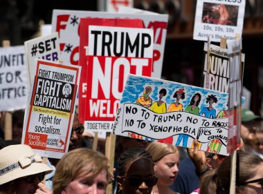 Londra, İngiltere. 13 Temmuz 2018. # Gürültülü Kadın Yürüyüşü 'nde # Donald Trump' ın tartışmalı İngiltere ziyaretini protesto etmek ve onun kadın düşmanlığına ve ırkçılığına karşı direnç göstermek için # Donald Trump karşıtı pankartlar taşıyan kızgın protestocular.