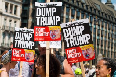 Londra, İngiltere. 13 Temmuz 2018. # Gürültülü Kadın Yürüyüşü 'nde # Donald Trump' ın tartışmalı İngiltere ziyaretini protesto etmek ve onun kadın düşmanlığına ve ırkçılığına karşı direnç göstermek için # Donald Trump karşıtı pankartlar taşıyan kızgın protestocular.