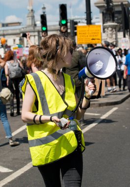 Londra, İngiltere. 13 Temmuz 2018. # Gürültülü Kadın Yürüyüşü 'nde megafon tutan protestocu, ABD Başkanı Donald Trump' ın tartışmalı İngiltere ziyaretini protesto etmek ve onun kadın düşmanlığına ve ırkçılığına direnç göstermek için.