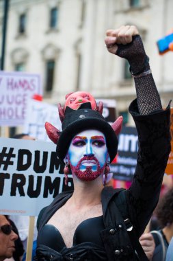 Londra, İngiltere. 13 Temmuz 2018. LGBQ protestocusu # Gürültülü Kadın Yürüyüşü 'nde ABD Başkanı Donald Trump' ın tartışmalı İngiltere ziyaretini protesto etmek ve onun kadın düşmanlığına ve ırkçılığına direnç göstermek için.