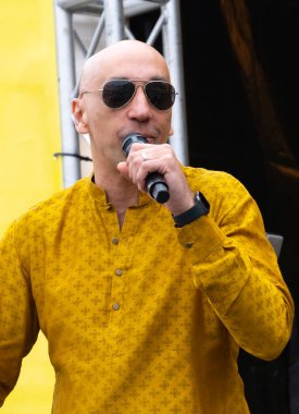 Londra İngiltere. 6 Nisan 2024. Komedyen Tommy Sandhu, Sih kültürünü ve Sikh takvimindeki geleneksel bahar hasadını kutlamak için Trafalgar Meydanı 'ndaki Vaisakhi Festivali' ne ev sahipliği yapıyor..