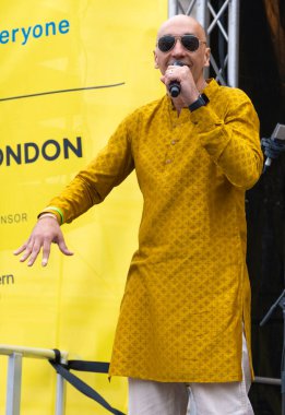 Londra İngiltere. 6 Nisan 2024. Komedyen Tommy Sandhu, Sih kültürünü ve Sikh takvimindeki geleneksel bahar hasadını kutlamak için Trafalgar Meydanı 'ndaki Vaisakhi Festivali' ne ev sahipliği yapıyor..