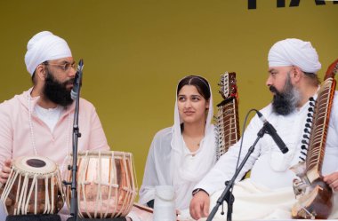 Londra, İngiltere. 6 Nisan 2024. Kirpal Singh Panesar, Trafalgar Meydanı 'ndaki Vaisakhi Festivali' nde Sih kültürü ve geleneksel bahar hasadı kutlamalarında Tar Shehnai 'de sahne alacak..