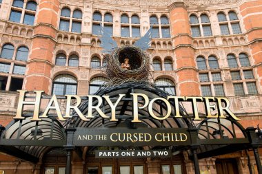 Londra, İngiltere. 9 Haziran 2016. Harry Potter ve Lanetli Çocuk 'un düşük açılı görüntüsü, Londra, Shaftesbury Caddesi' ndeki Palace Tiyatrosu 'nun önünde..