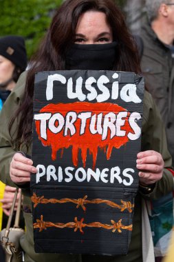 Londra, İngiltere. 22 Şubat 2025. Rus TROPS Out 'taki protestocu tabelası! Londra 'daki UKRAINE mitinginde dayanışma. Rusya 'nın Ukrayna' yı işgalinin üçüncü yıldönümü dolayısıyla protesto.