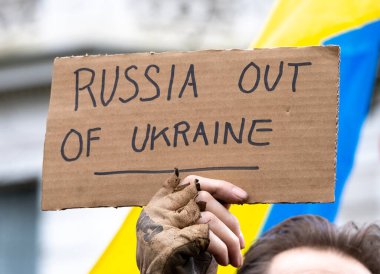 Londra, İngiltere. 22 Şubat 2025. Rus TROPS Out 'taki protestocu tabelası! Londra 'daki UKRAINE mitinginde dayanışma. Rusya 'nın Ukrayna' yı işgalinin üçüncü yıldönümü dolayısıyla protesto.