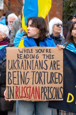 Londra, İngiltere. 22 Şubat 2025. Rus TROPS Out 'taki protestocu tabelası! Londra 'daki UKRAINE mitinginde dayanışma. Rusya 'nın Ukrayna' yı işgalinin üçüncü yıldönümü dolayısıyla protesto.