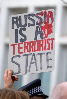 Londra, İngiltere. 22 Şubat 2025. Rus TROPS Out 'taki protestocu tabelası! Londra 'daki UKRAINE mitinginde dayanışma. Rusya 'nın Ukrayna' yı işgalinin üçüncü yıldönümü dolayısıyla protesto.