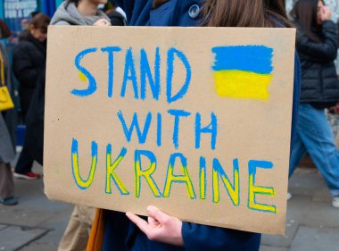 Londra, İngiltere. 22 Şubat 2025. Rus TROPS Out 'taki protestocu tabelası! Londra 'daki UKRAINE mitinginde dayanışma. Rusya 'nın Ukrayna' yı işgalinin üçüncü yıldönümü dolayısıyla protesto.
