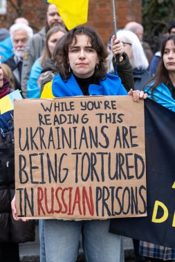 Londra, İngiltere. 22 Şubat 2025. Rus TROPS Out 'taki protestocu tabelası! Londra 'daki UKRAINE mitinginde dayanışma. Rusya 'nın Ukrayna' yı işgalinin üçüncü yıldönümü dolayısıyla protesto.