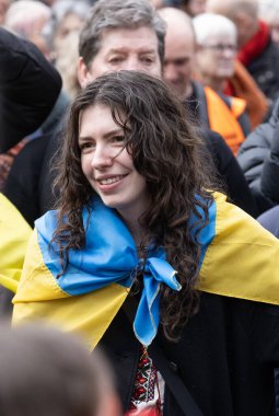 Londra, İngiltere. 22 Şubat 2025. Ukrayna bayrağı taşıyan bir protestocu Rusya 'nın çıkışında! Londra 'daki UKRAINE mitinginde dayanışma. Rusya 'nın Ukrayna' yı işgalinin üçüncü yıldönümü dolayısıyla protesto.