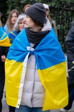 Londra, İngiltere. 22 Şubat 2025. Ukrayna bayrağı taşıyan bir protestocu Rusya 'nın çıkışında! Londra 'daki UKRAINE mitinginde dayanışma. Rusya 'nın Ukrayna' yı işgalinin üçüncü yıldönümü dolayısıyla protesto.