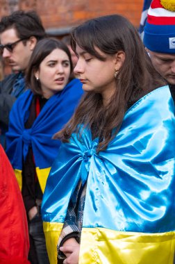 Londra, İngiltere. 22 Şubat 2025. Ukrayna bayrağı taşıyan bir protestocu Rusya 'nın çıkışında! Londra 'daki UKRAINE mitinginde dayanışma. Rusya 'nın Ukrayna' yı işgalinin üçüncü yıldönümü dolayısıyla protesto.