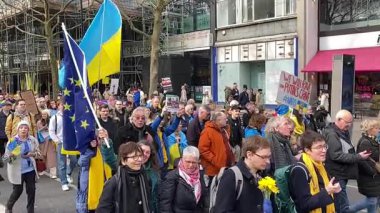 Londra, İngiltere. 22 Şubat 2025. Protestocular Rusya 'nın çıkışında tabela tutuyorlar! Londra 'daki UKRAINE mitinginde dayanışma. Rusya 'nın Ukrayna' yı işgalinin üçüncü yıldönümü dolayısıyla protesto.