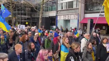 Londra, İngiltere. 22 Şubat 2025. Protestocular Rusya 'nın çıkışında tabela tutuyorlar! Londra 'daki UKRAINE mitinginde dayanışma. Rusya 'nın Ukrayna' yı işgalinin üçüncü yıldönümü dolayısıyla protesto.