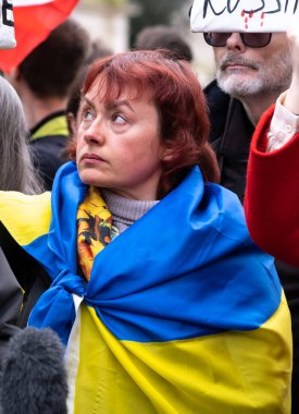Londra, İngiltere. 22 Şubat 2025. Ukrayna bayrağı taşıyan bir protestocu Rusya 'nın çıkışında! Holland Park, Londra 'daki UKRAINE mitinginde dayanışma. Rusya 'nın yasadışı Ukrayna işgalinin üçüncü yıldönümü münasebetiyle protesto.