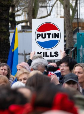 Londra, İngiltere. 22 Şubat 2025. Rus TROPS Out 'taki protestocu tabelası! Londra 'daki UKRAINE mitinginde dayanışma. Rusya 'nın Ukrayna' yı işgalinin üçüncü yıldönümü dolayısıyla protesto.