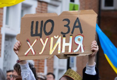 Londra, İngiltere. 22 Şubat 2025. Rus TROPS Out 'taki protestocu tabelası! Londra 'daki UKRAINE mitinginde dayanışma. Rusya 'nın Ukrayna' yı işgalinin üçüncü yıldönümü dolayısıyla protesto.