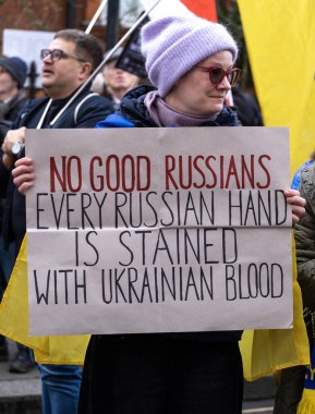 Londra, İngiltere. 22 Şubat 2025. Rus TROPS Out 'taki protestocu tabelası! Londra 'daki UKRAINE mitinginde dayanışma. Rusya 'nın Ukrayna' yı işgalinin üçüncü yıldönümü dolayısıyla protesto.