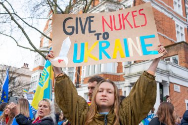 Londra, İngiltere. 22 Şubat 2025. Rus TROPS Out 'taki protestocu tabelası! Londra 'daki UKRAINE mitinginde dayanışma. Rusya 'nın Ukrayna' yı işgalinin üçüncü yıldönümü dolayısıyla protesto.