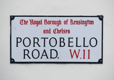 Londra sokak tabelası PORTOBELLO yolu, W.11, binanın dış duvarına bağlı. Bu yol Kensington ve Chelsea Kraliyet Borough 'da yer almaktadır. Portobello Yolu Cumartesi antika pazarı ve bric-a-brac dükkanlarıyla ünlüdür.. 