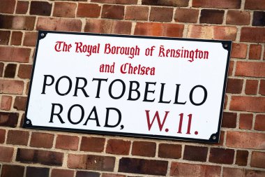 Londra sokak tabelası PORTOBELLO yolu, W.11, binanın dış duvarına bağlı. Bu yol Kensington ve Chelsea Kraliyet Borough 'da yer almaktadır. Portobello Yolu Cumartesi antika pazarı ve bric-a-brac dükkanlarıyla ünlüdür.. 
