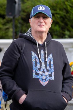 Londra, İngiltere. 22 Şubat 2025. Rusya 'daki TROPS' taki protestocular dışarı! Holland Park, Londra 'daki UKRAINE mitinginde dayanışma. Rusya 'nın yasadışı Ukrayna işgalinin üçüncü yıldönümü münasebetiyle protesto.