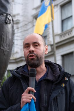 Londra, İngiltere. 22 Şubat 2025. Ukrayna Dayanışma Kampanyası 'ndan Sacha İsmail, RUSYA TROOPS Out' ta konuşuyor! Holland Park, Londra 'daki UKRAINE mitinginde dayanışma. Rusya 'nın yasadışı Ukrayna işgalinin üçüncü yıldönümü münasebetiyle protesto.