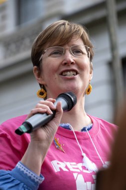 Londra, İngiltere. 22 Şubat 2025. Ukrayna Dayanışma Kampanyası 'ndan Natalie Kopytko, RUSYA TROOPS Out' ta konuşma yapacak! Holland Park, Londra 'daki UKRAINE mitinginde dayanışma. Rusya 'nın yasadışı Ukrayna işgalinin üçüncü yıldönümü münasebetiyle protesto.