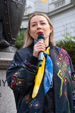 Londra, İngiltere. 22 Şubat 2025. Olena Ivashchenko Ukrayna Kampanyası 'nın yöneticisi Rusya' daki TROOPS Out 'ta konuşuyor! Holland Park, Londra 'daki UKRAINE mitinginde dayanışma. Rusya 'nın yasadışı Ukrayna işgalinin üçüncü yıldönümü münasebetiyle protesto.