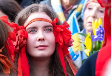 Londra, İngiltere. 22 Şubat 2025. Hromada Koro Kolektifi 'nin bir üyesi Rusya' dan ayrıldı! Holland Park, Londra 'daki UKRAINE mitinginde dayanışma. Rusya 'nın yasadışı Ukrayna işgalinin üçüncü yıldönümü münasebetiyle protesto.