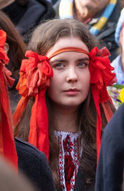 Londra, İngiltere. 22 Şubat 2025. Hromada Koro Kolektifi 'nin bir üyesi Rusya' dan ayrıldı! Holland Park, Londra 'daki UKRAINE mitinginde dayanışma. Rusya 'nın yasadışı Ukrayna işgalinin üçüncü yıldönümü münasebetiyle protesto.
