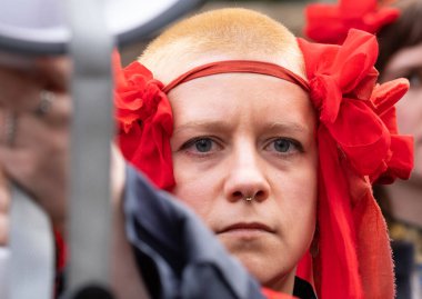 Londra, İngiltere. 22 Şubat 2025. Hromada Koro Kolektifi 'nin bir üyesi Rusya' dan ayrıldı! Holland Park, Londra 'daki UKRAINE mitinginde dayanışma. Rusya 'nın yasadışı Ukrayna işgalinin üçüncü yıldönümü münasebetiyle protesto.