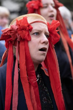 Londra, İngiltere. 22 Şubat 2025. Hromada Koro Kolektifi 'nin bir üyesi Rusya' dan ayrıldı! Holland Park, Londra 'daki UKRAINE mitinginde dayanışma. Rusya 'nın yasadışı Ukrayna işgalinin üçüncü yıldönümü münasebetiyle protesto.