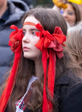 Londra, İngiltere. 22 Şubat 2025. Hromada Koro Kolektifi 'nin bir üyesi Rusya' dan ayrıldı! Holland Park, Londra 'daki UKRAINE mitinginde dayanışma. Rusya 'nın yasadışı Ukrayna işgalinin üçüncü yıldönümü münasebetiyle protesto.