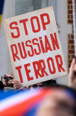 Londra, İngiltere. 22 Şubat 2025. Rusya 'daki TROPS çıkışındaki protesto tabelası! Holland Park, Londra 'daki UKRAINE mitinginde dayanışma. Rusya 'nın yasadışı Ukrayna işgalinin üçüncü yıldönümü münasebetiyle protesto.