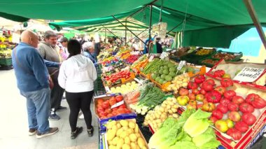 Algeciras, İspanya. 14 Nisan 2025, Algeciras, İspanya 'daki popüler açık hava meyve pazarı. Bu işlek pazar Mercado de Abastos 'u çevrelemektedir ve iyi ürün çeşitliliği ile ünlüdür..