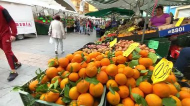 Algeciras, İspanya. 14 Nisan 2025, Algeciras, İspanya 'daki popüler açık hava meyve pazarı. Bu işlek pazar Mercado de Abastos 'u çevrelemektedir ve iyi ürün çeşitliliği ile ünlüdür..