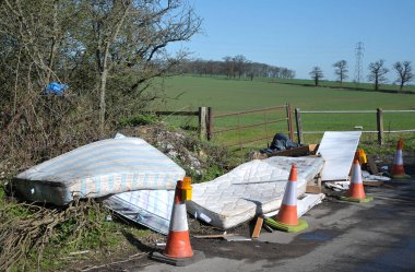 Shenley, İngiltere. 8 Nisan 2010. Hertfordshire yakınlarındaki bir çiftlik arazisinde sinekle uçmak yasa dışı bir uygulama. Yol kenarındaki döşekler ve kırık ev eşyaları atıldı..