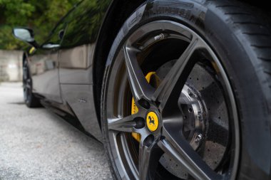 SAN MARINO, İtalya - Ağustos 2019 Ferrari 458 spor tekerlek detayı. Ferrari S.P.A., Enzo Ferrari tarafından 1939 yılında kurulan İtalyan spor otomobil üreticisi. İllüstrasyon Editörü. 