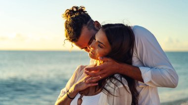 Sahilde romantik bir çift portresi. Yaşam biçimi.