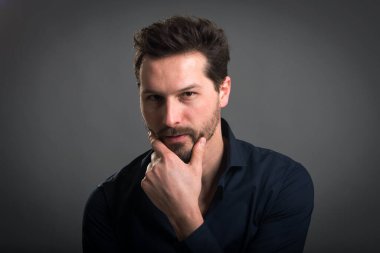 Düşünen adam karanlık arka planda portreyi yakın plan.