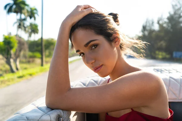 Piękny Zmysłowy Kubański Portret Kobiety Zabytkowym Wagonie Kabrioletowym Kubie Prawdziwy — Zdjęcie stockowe