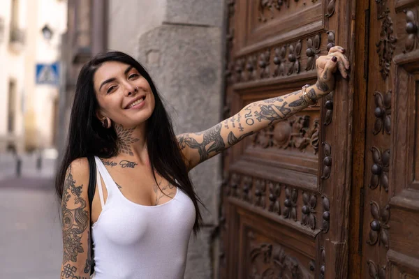 Портрет Молодої Красивої Усміхненої Жінки Вулиці Мадриді Іспанія Реальні Кадри — стокове фото