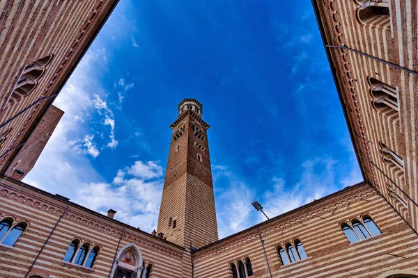 Regione Palace Binnenplaats Met Lamberti Tower Tegen Blauwe Lucht Verona — Stockfoto
