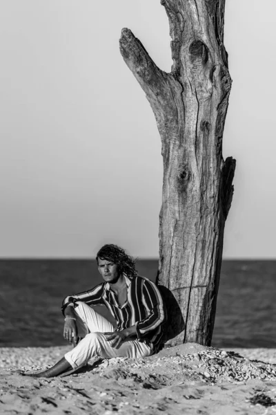 Hombre Casual Joven Retrato Íntimo Playa Imagen Blanco Negro —  Fotos de Stock