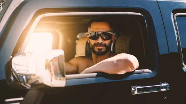 Junger Lässiger Mann Selbstbewusstes Porträt Auto Lebensstil — Stockfoto