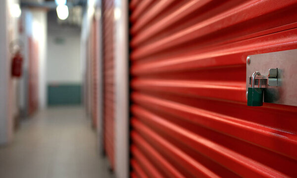 Красный металлический ящик хранения деталь с замком. Закройте пространство для копирования. Концепция безопасности.