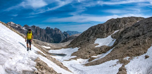 イタリアのドロミテ山脈をトレッキングする男 パノラマビュー — ストック写真